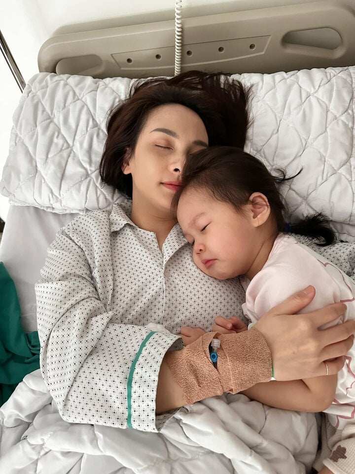 La fille de Bao Thanh pleurait parce que sa mère lui manquait, car elle était malade à l'hôpital.