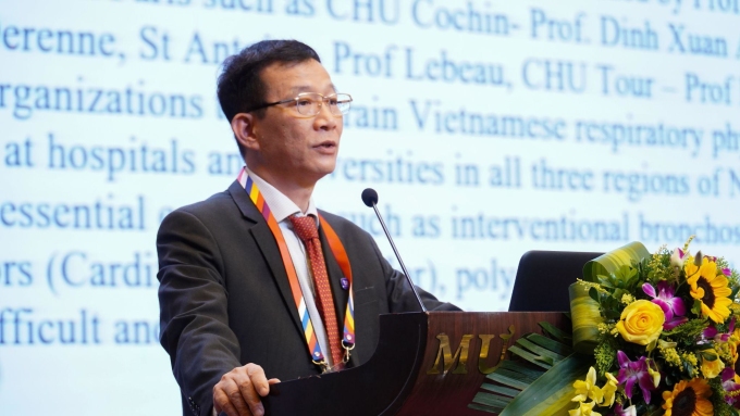 El profesor Ngo Quy Chau habló en la ceremonia de apertura de la conferencia. Foto: Hospital Tam Anh