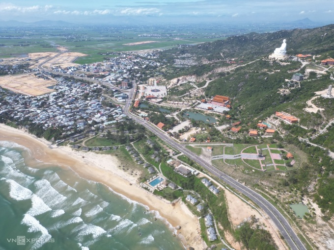 Đường ven biển qua xã Cát Tiến, Bình Định. Ảnh: Phạm Linh