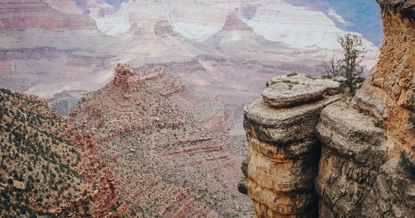 Vietnamese tourists explore 'crack in the earth'