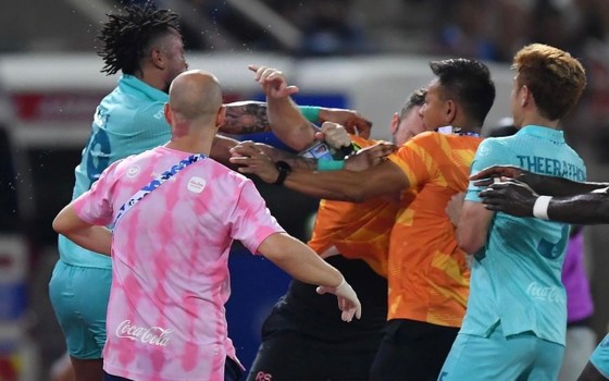 Brawl at the 2022-23 Thai FA Cup final.