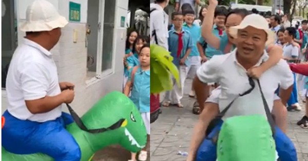 Un père « chevauche un dinosaure » pour aller chercher sa fille à l'école, l'histoire derrière cela a touché de nombreuses personnes