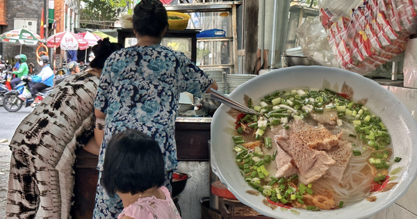 បងប្អូន​ស្រី​ចាប់​វេន​គ្នា​លក់​រហូត​ដល់​ម៉ោង​៣​ទៀប​ភ្លឺ។