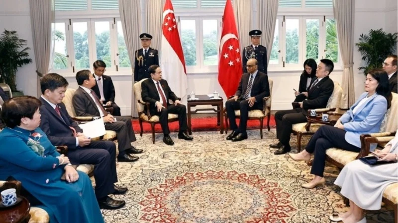 Le président de l'Assemblée nationale, Tran Thanh Man, a rencontré le président singapourien, Tharman Shanmugaratnam. (Photo : Doan Tan/VNA)