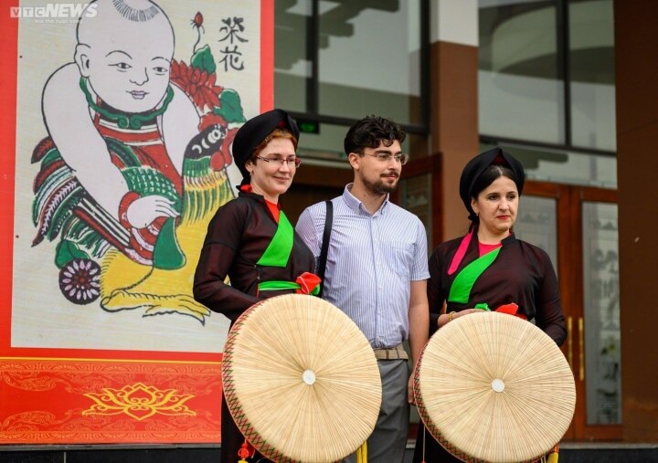 Foreign ambassadors experience making Dong Ho paintings, wearing Quan Ho costumes - 4