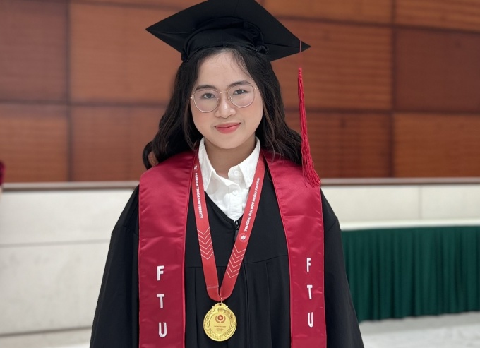 Ha Ninh lors de la première cérémonie de remise des diplômes, le 21 avril, de l'Université du Commerce Extérieur. Photo : Personnage fourni