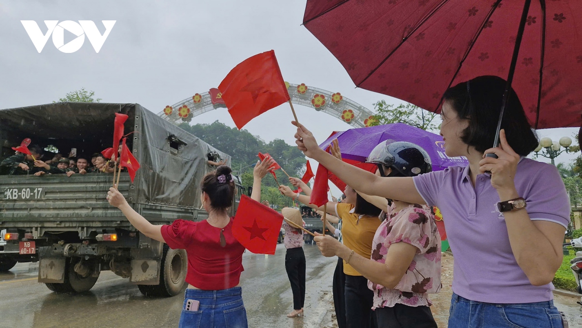 nguoi dan vung lu yen bai bin rin chia tay bo doi hinh anh 9