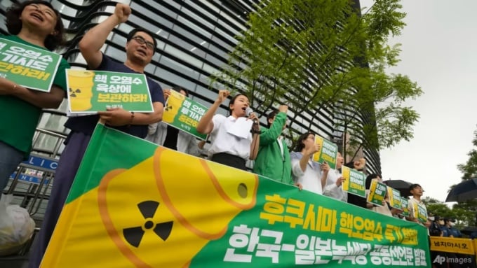 Activistas ambientales protestan cerca de la embajada japonesa en Seúl el 30 de junio. Foto: AP