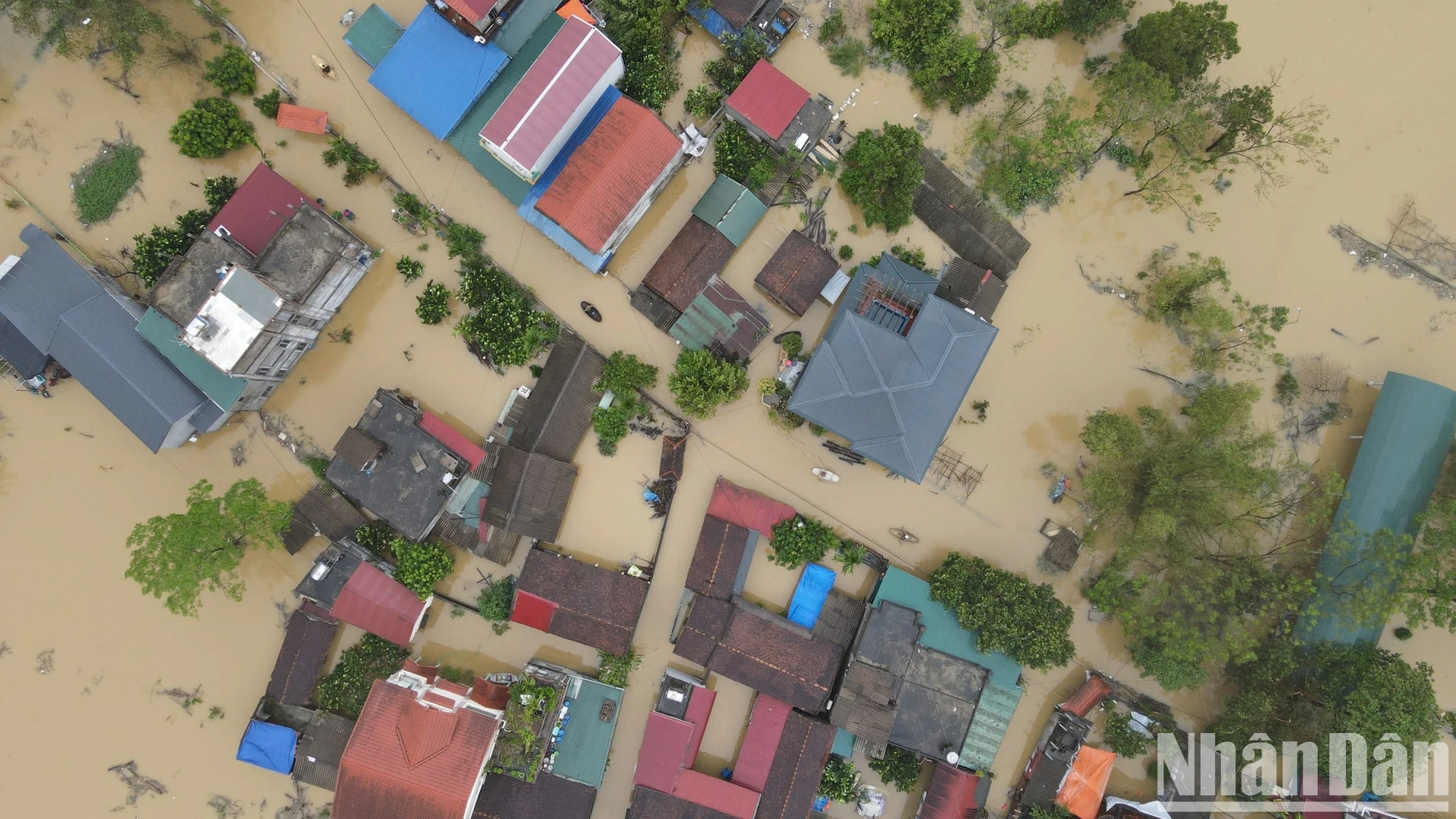 [Foto] Hanoi: El río Bui desborda el dique, muchas comunas en el distrito de Chuong My están inundadas foto 1