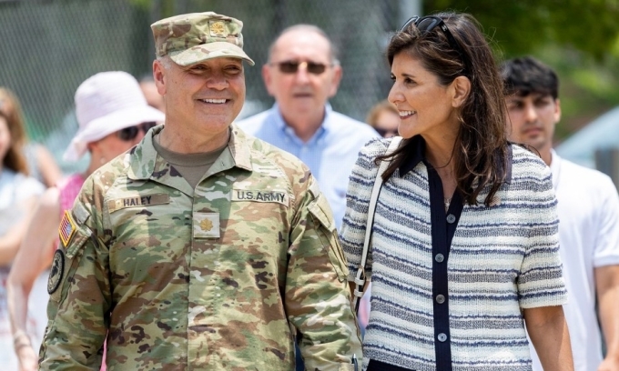 Nikki Haley và chồng Michael tại Charleston ngày 17/6/2023. Ảnh: AP