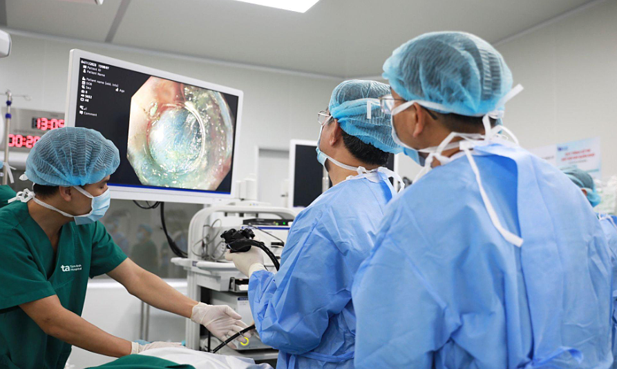 Vietnamese and Thai doctors demonstrate endoscopic surgery for digestive diseases