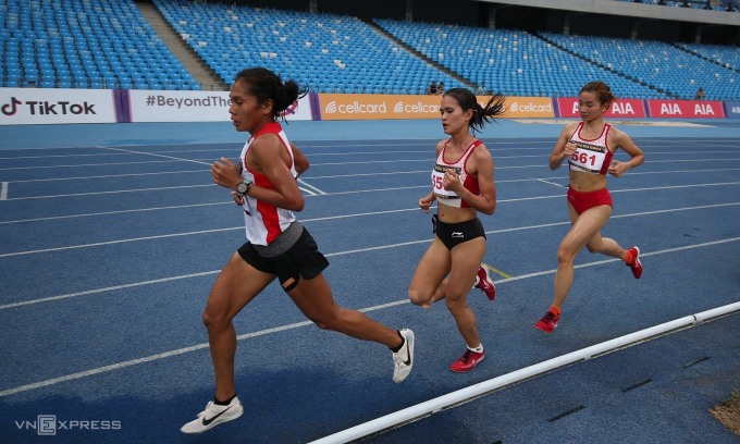 Odekta (left) was leading from lap 17 to lap 23, before running out of steam and falling behind, allowing Oanh (right) and Hong Le to take over and finish first in the women's 10,000m event at the 32nd SEA Games on May 12. Photo: Hieu Luong