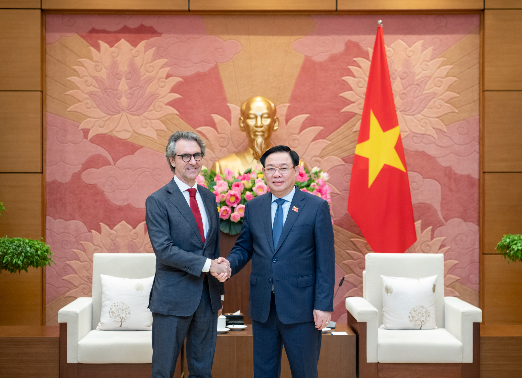 El presidente de la Asamblea Nacional recibe al embajador de la UE y al embajador de Suiza en Vietnam (foto 1)