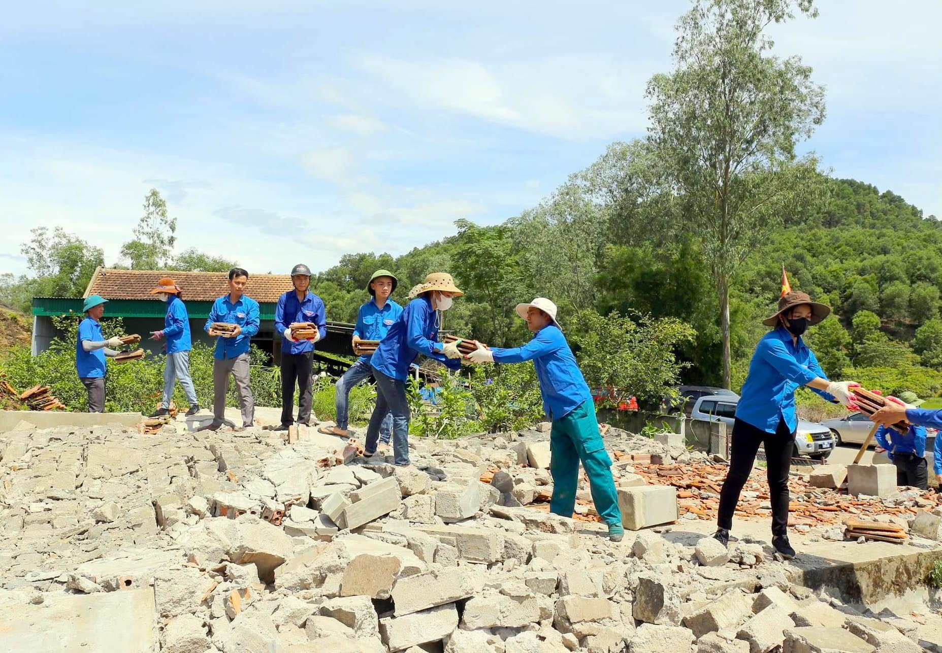 Beautiful images of green shirt volunteers contributing to the 500kV line project, circuit 3, photo 2