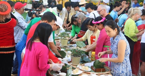 Khách quốc tế trổ tài gói bánh chưng tại Mũi Né