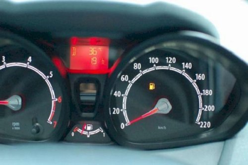 燃料計の針が図 1 の線に触れたとき、車は何キロメートル走行できますか?