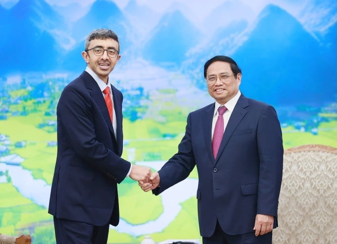 นายกรัฐมนตรี Pham Minh Chinh และรัฐมนตรีต่างประเทศ Abdullah bin Zayed Al Nahyan ในการต้อนรับเมื่อวันที่ 14 มิถุนายน ภาพ : VNA