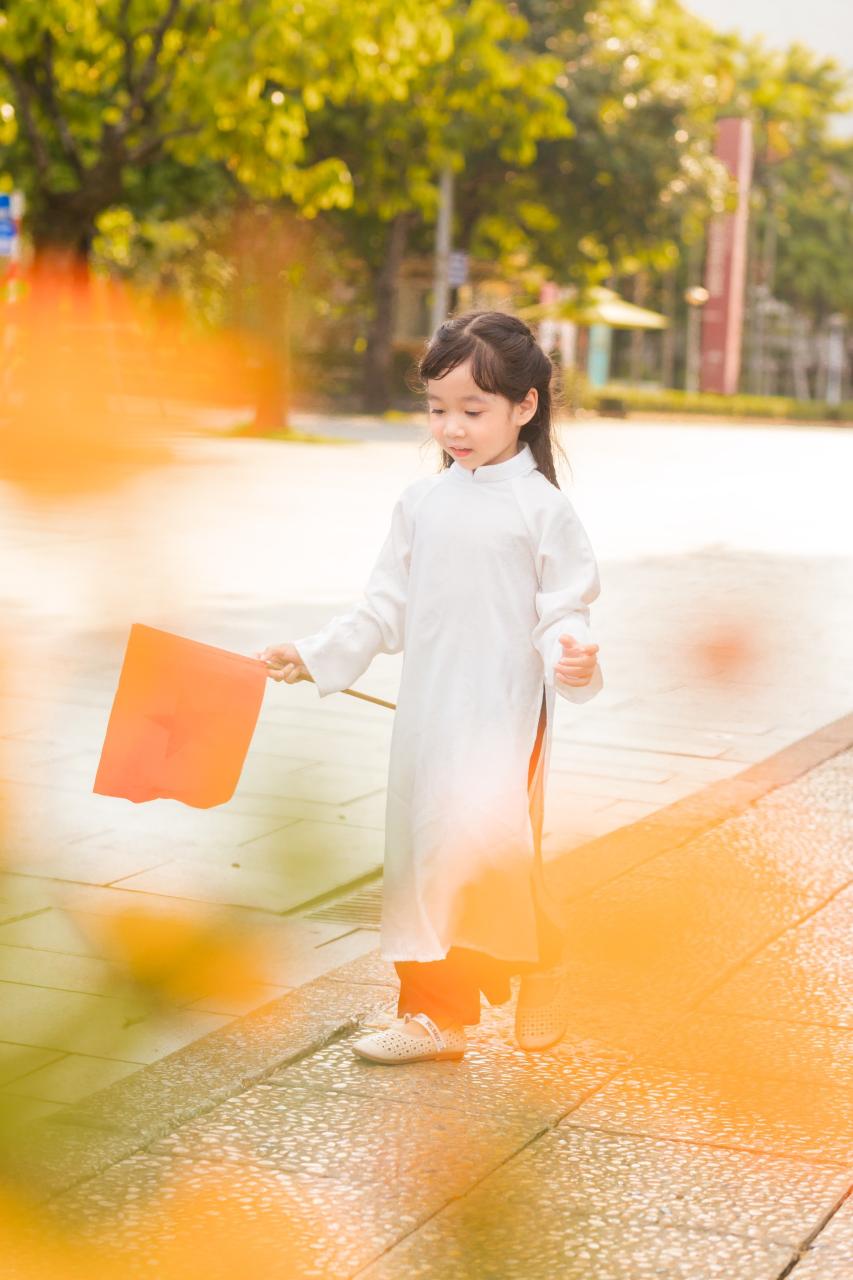 Ella confió: “A través de las fotos, también quiero transmitir un mensaje a los padres con niños de la edad de Bao An: dejen que sus hijos experimenten y exploren más lugares en Hanoi. Porque cada lugar puede producir muchas fotografías hermosas para preservar los recuerdos de la infancia de los niños.