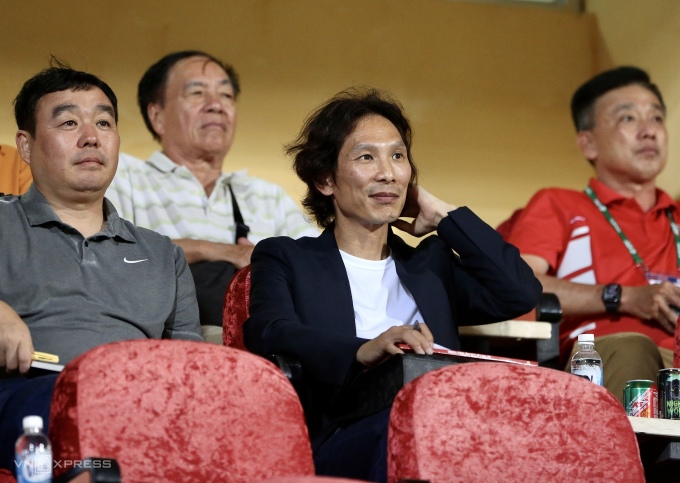 Trainer Gong Oh-kyun sieht sich das Spiel CAHN – Hanoi FC live im Hang Day Stadium an. Foto: Hieu Luong