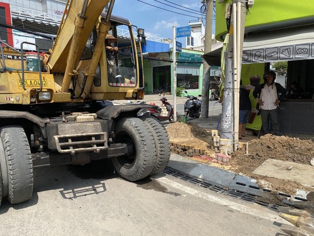 Vỉa hè vừa khánh thành ở Thủ Đức bị xới tung, bong tróc sau mưa ảnh 3