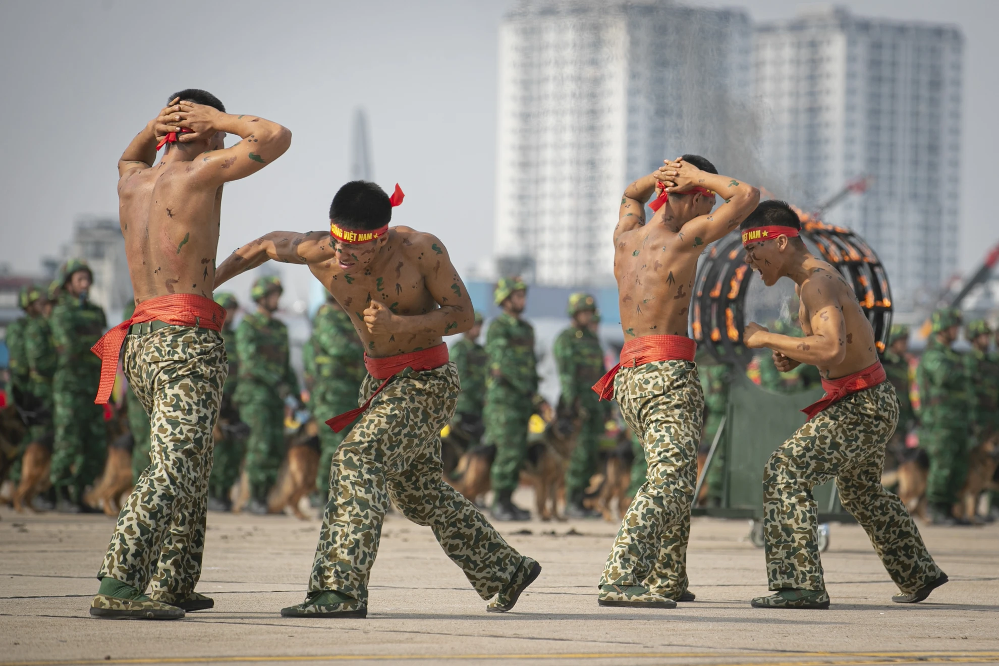 [Ảnh] Mãn nhãn màn biểu diễn tinh nhuệ của các chiến sĩ Quân đội nhân dân Việt Nam ảnh 8