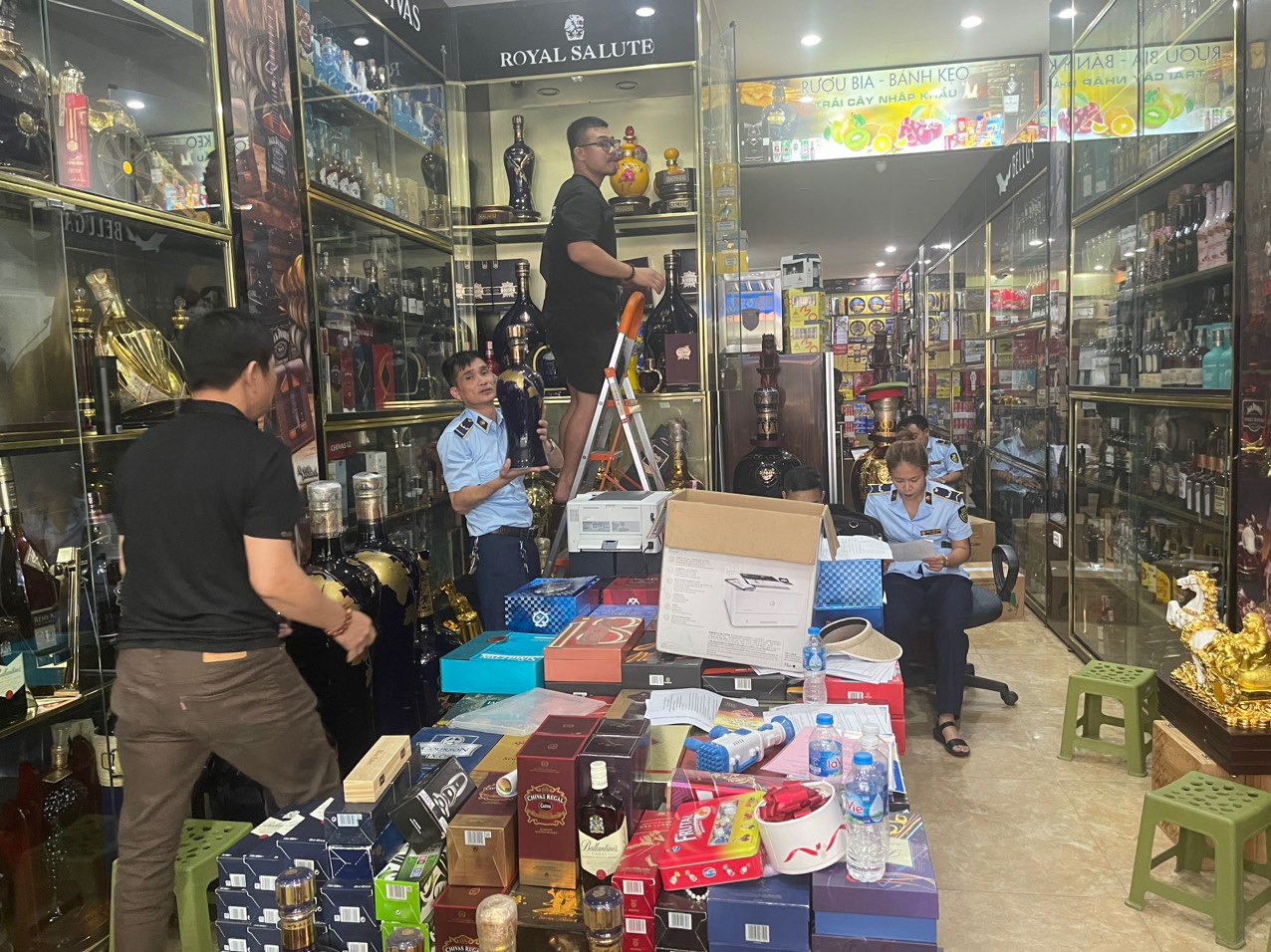 Đồng loạt kiểm tra, tịch thu 'kho' rượu ngoại, xì gà 'lậu' ở Bắc Giang - Ảnh 1.