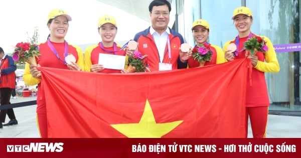 Jefe de delegación deportiva de Vietnam entrega premio al equipo de remo