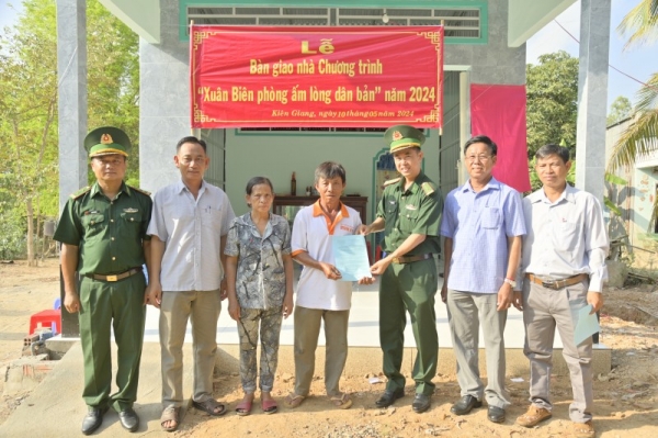 Entrega de ocho casas en el marco del programa "La primavera de la guardia fronteriza calienta los corazones de los habitantes de Kien Giang"