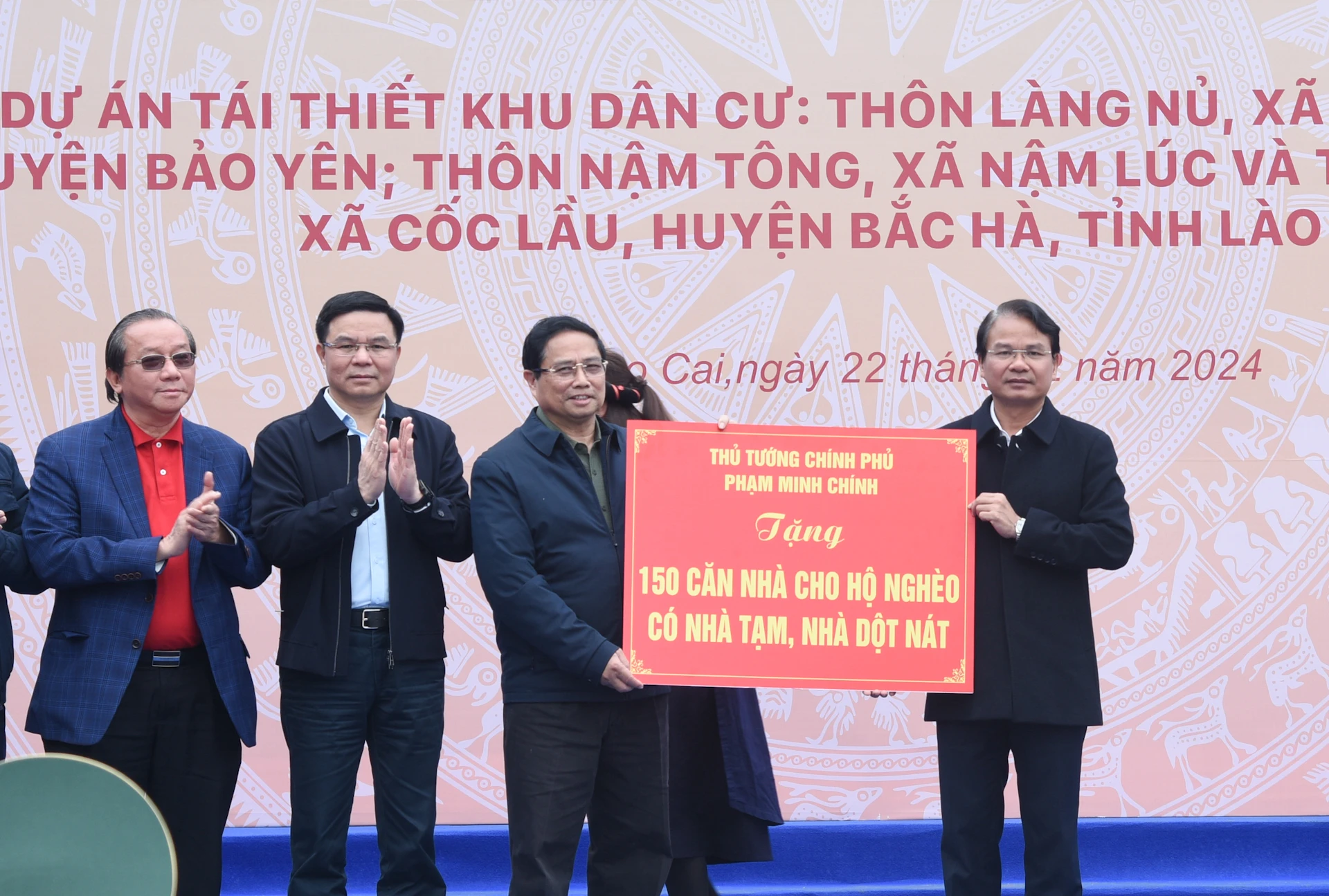 [Foto] Premierminister Pham Minh Chinh nimmt an der Einweihungszeremonie des Wiederaufbauprojekts für das Dorf Lang Nu teil. Foto 10