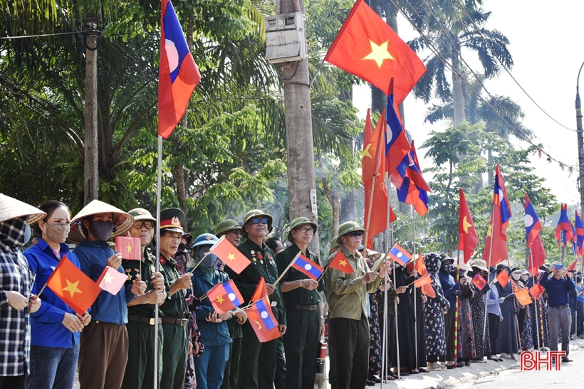 ชาวฮาติญห์เดินทางออกมาต้อนรับร่างของผู้พลีชีพกลับสู่บ้านเกิด