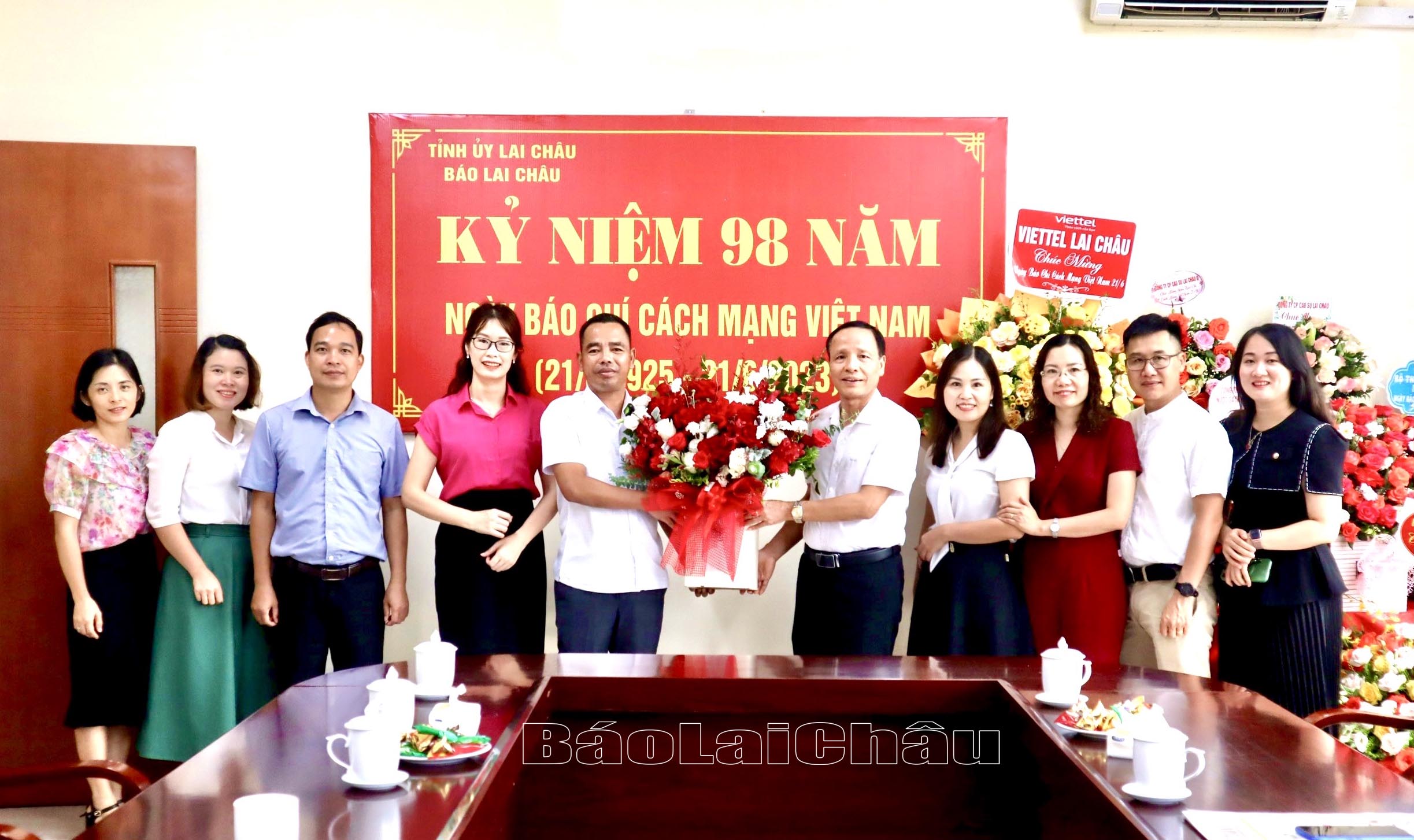 Lãnh đạo Sở Thông tin và Truyền thông tặng hoa chúc mừng Báo Lai Châu nhân kỷ niệm 98 năm Ngày báo chí cách mạng Việt Nam.