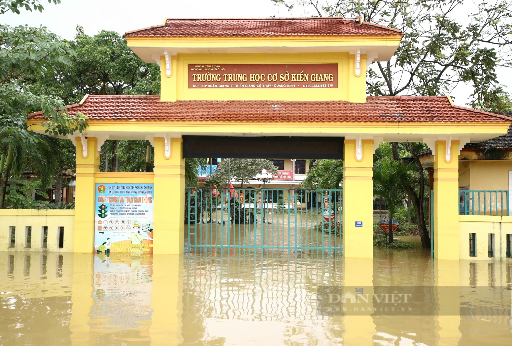 Quảng Bình: Nhiều trường còn ngập, học sinh chưa thể tới trường- Ảnh 1.