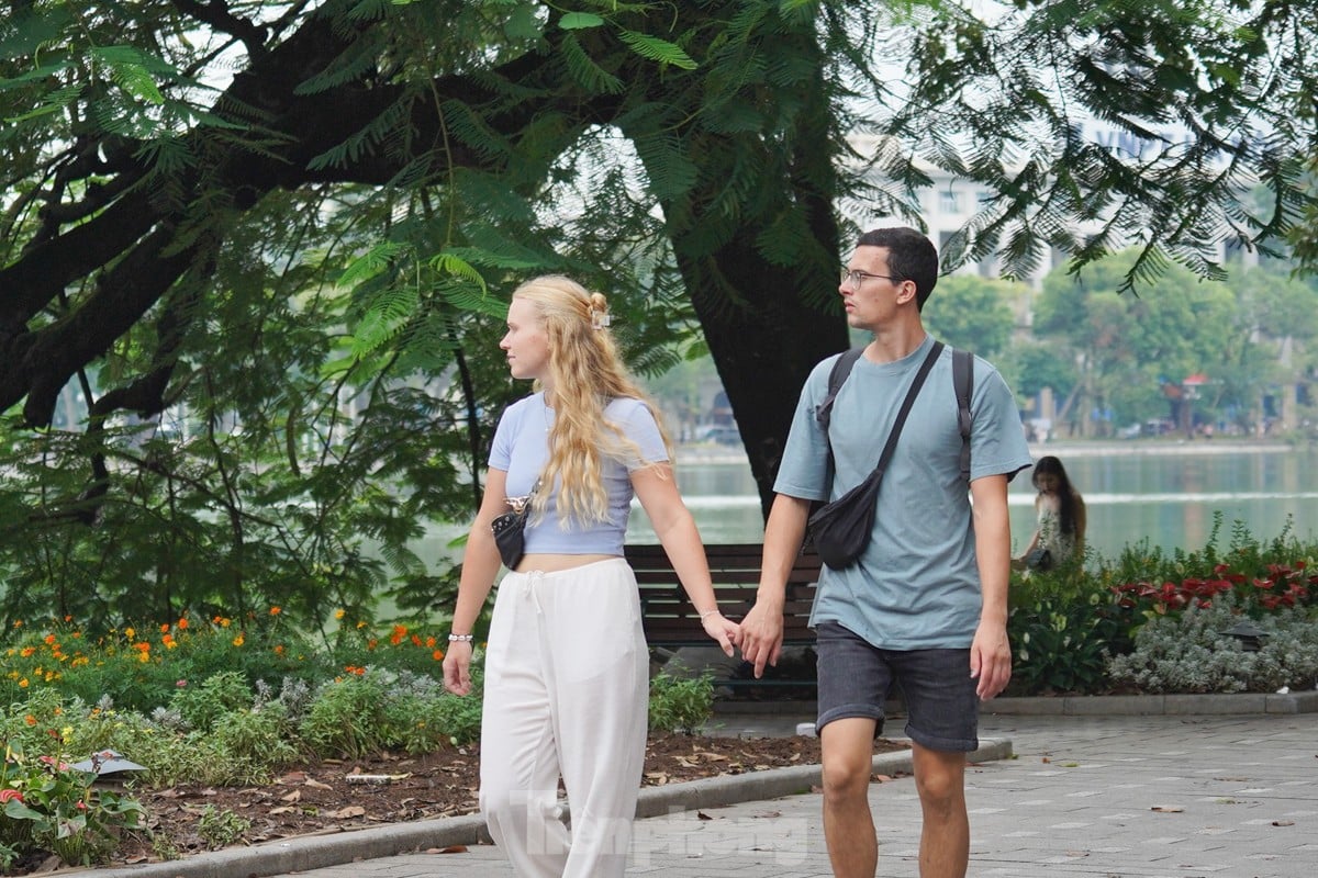 Tourists enjoy the first cold wind of the season in Hanoi photo 4