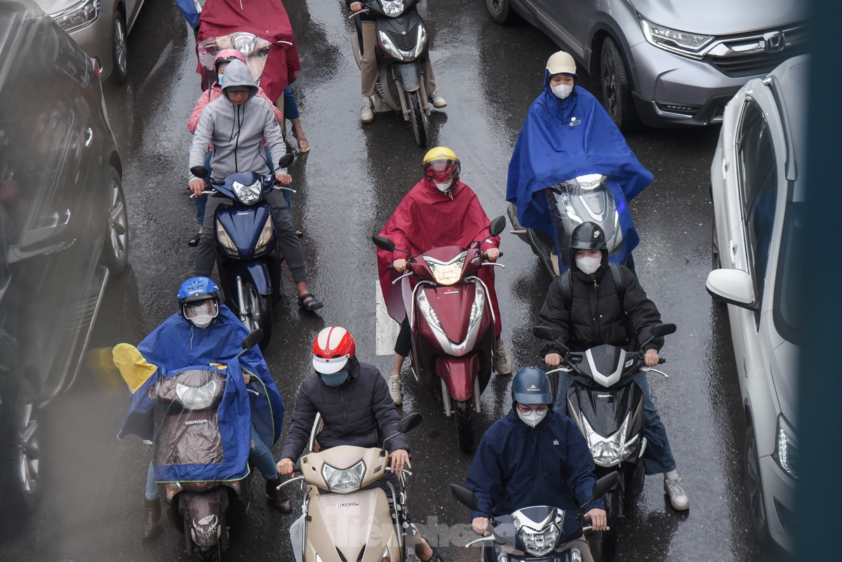 Muchas calles de Hanoi estuvieron congestionadas durante horas después de las fuertes lluvias que duraron desde la noche. Foto 14