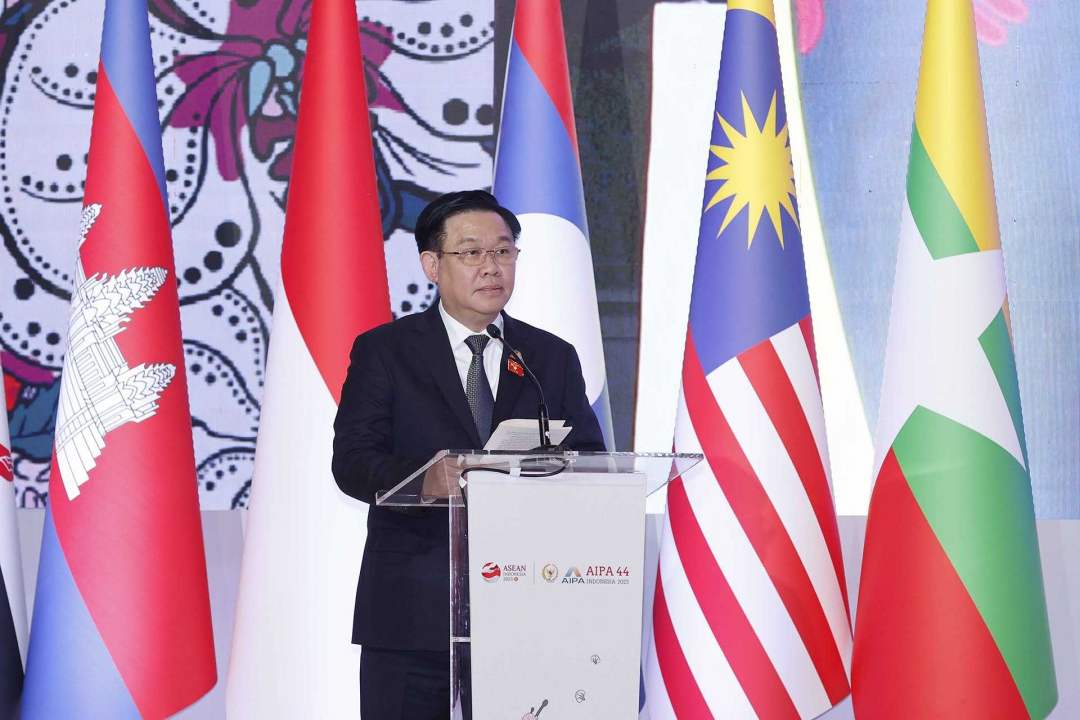 Le président de l'Assemblée nationale, Vuong Dinh Hue, s'exprime lors de la première séance plénière de la 44e Assemblée générale de l'AIPA, le 7 août à Jakarta, en Indonésie. Photo : VNA