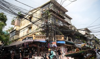 สายไฟฟ้าและโทรคมนาคมแพร่กระจาย 'ใยแมงมุม' บนถนนฮานอย