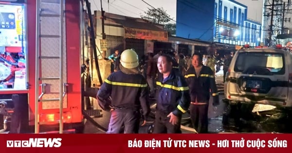 Ho Chi Minh City Police inform about damage in the fire in row of houses along the canal in District 8