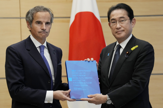 El Director General del OIEA, Rafael Grossi (izquierda), entrega un informe que evalúa el plan de Japón de liberar agua radiactiva al mar al Primer Ministro Fumio Kishida en Tokio el 4 de julio. Foto: AFP