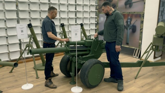 Maquetas de madera de equipo militar se exhiben en una tienda en Ucrania en julio. Foto: Scripps News