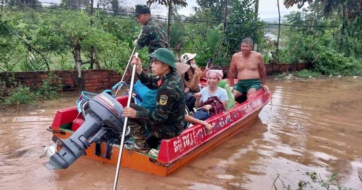 đắp bờ ngăn lũ, di dời người dân đến nơi an toàn