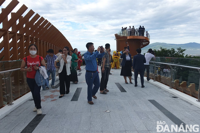 La passerelle piétonne est spacieuse et joliment façonnée.