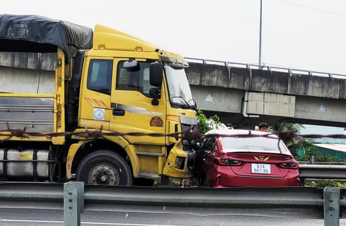 El coche de cinco plazas fue arrastrado más de 20 metros tras la colisión. Foto: Nam An