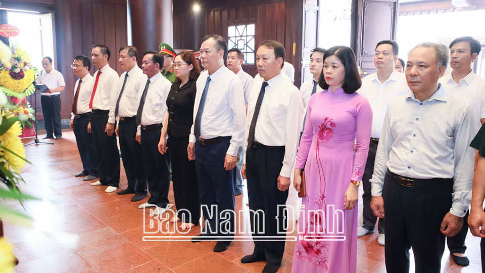 Delegation of Nam Dinh province offered wreaths to pay tribute to heroic martyrs at Him Lam cemetery, Dien Bien province.