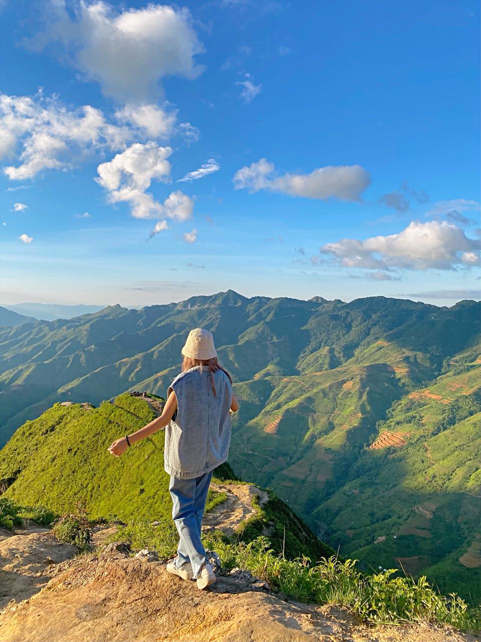 Sở dĩ nơi này gọi là sống lưng khủng long vì nhìn từ xa trông rất giống một con khủng long đang nằm im, thưởng ngoạn phong cảnh thiên nhiên. Vì ở độ cao 1600m so với mực nước biển, nên đứng tại đỉnh núi, bạn có thể thu vào tầm mắt toàn bộ cảnh núi đồi và thung lũng xanh mướt phía dưới.
