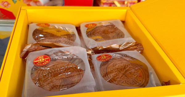 El propietario de una pastelería Mooncake en Ciudad Ho Chi Minh explica cómo conservar correctamente los pasteles.