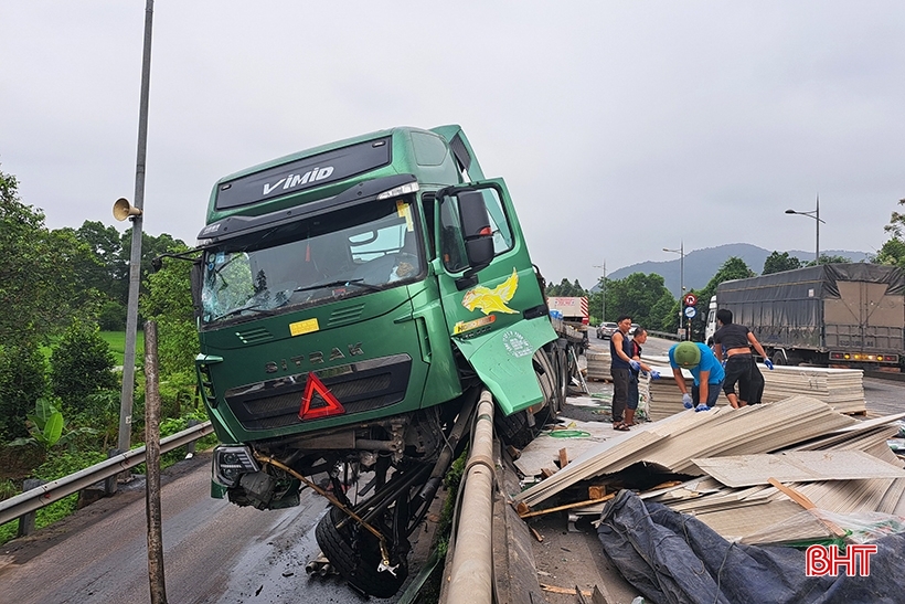 Ha Tinh: Losing control, tractor trailer dangles on overpass railing