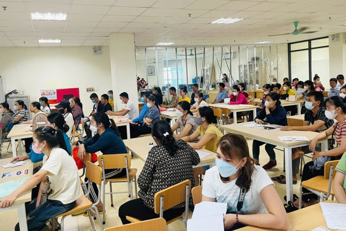 Los trabajadores asisten a entrevistas en el Centro de Servicios de Empleo de Bac Giang el 25 de julio. Foto: Xuan Hoa