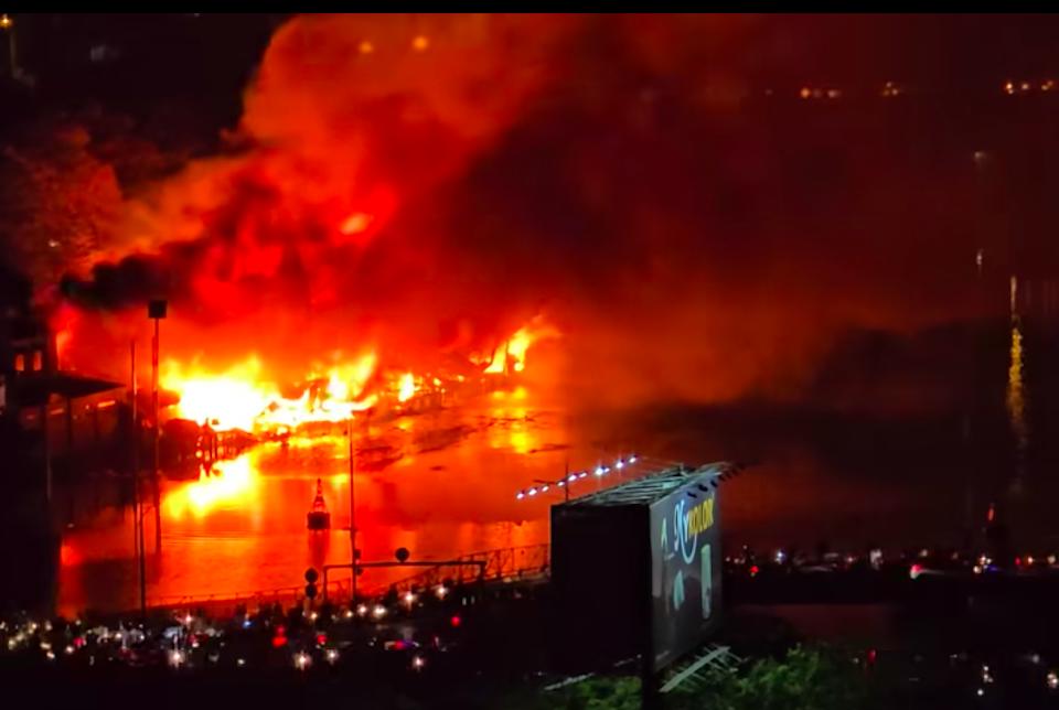 The fire caused serious traffic congestion on Nguyen Van Cu bridge, Y-shaped bridge, from District 1 and District 5 to District 8. Photo: Tieu Thuy