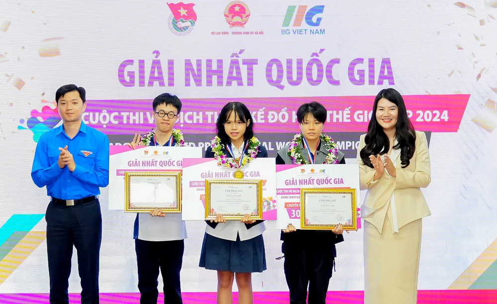 Le secrétaire de l'Union centrale de la jeunesse, Nguyen Minh Triet, a remis des prix à trois jeunes champions du design graphique.