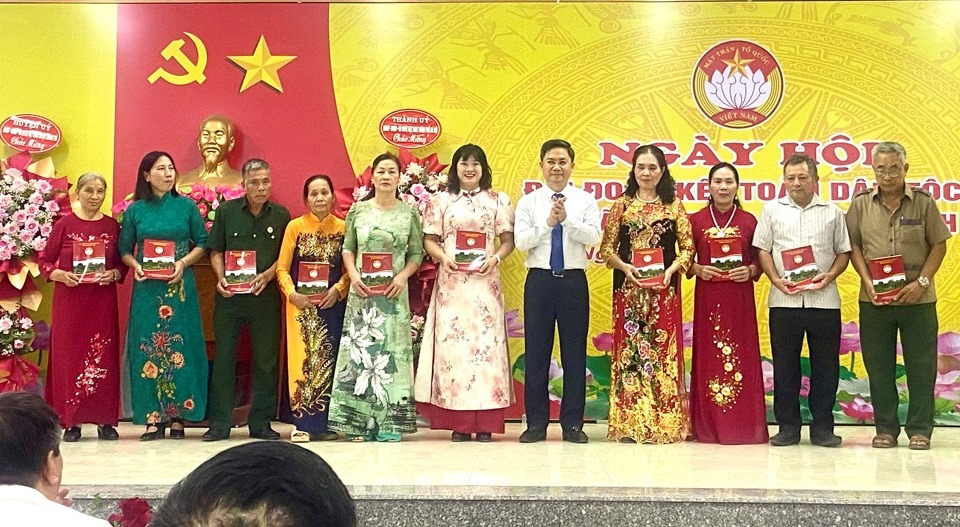 Le vice-président du Comité populaire de Hanoi, Ha Minh Hai, offre des cadeaux de la ville aux ménages exemplaires.